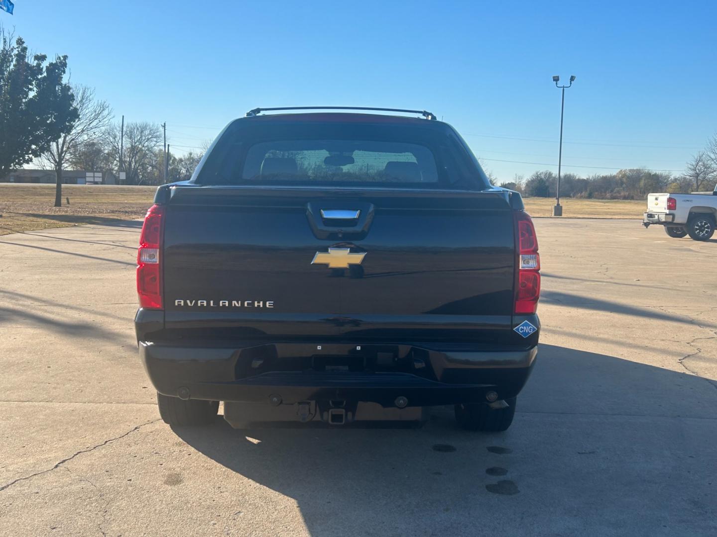 2012 BLACK /BLACK Chevrolet Avalanche LTZ (3GNTKGE75CG) with an 5.3L V8 OHV 16V FFV engine, AUTOMATIC transmission, located at 17760 Hwy 62, Morris, OK, 74445, (918) 733-4887, 35.609104, -95.877060 - 2012 CHEVROLET AVALANCHE LTZ HAS A 5.3L V8 ENGINE AND IS 4WD. THIS TRUCK IS BI-FUEL WHICH RUNS ON BOTH CNG(COMPRESSED NATURAL GAS) OR GASOLINE, IT FEATURES KEYLESS ENTRY REMOTE, REMOTE START, POWER LOCKS, POWER WINDOWS, POWER SEATS, POWER MIRRORS, POWER ADJUSTABLE FOOT PEDAL, AM/FM STEREO, CD PLAYER - Photo#5